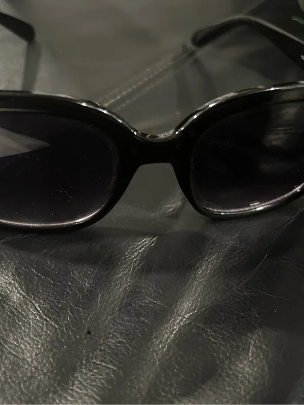 Guess Black Cat-Eye Sunglasses with Pink Corner Accents - Image 13