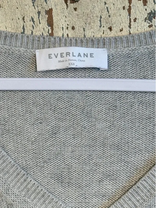 Everlane V-neck cropped long sleeve gray sweater XXS - Image 3