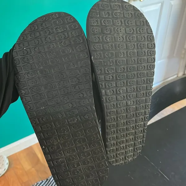 Sanuk black flip flops size 10 - Image 2