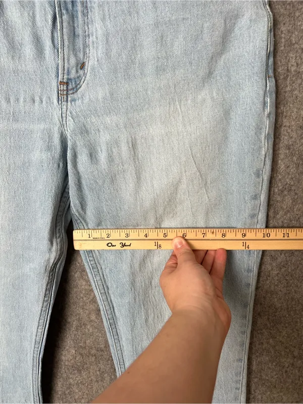 Abercrombie & Fitch Woman’s‎ Size 10 Light Wash Women’s High Rise Mom Jeans - Image 6