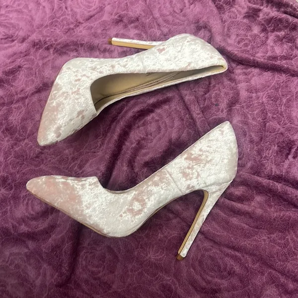 Liliana 10 soft pink velvet 6” Point stiletto heels - Image 2