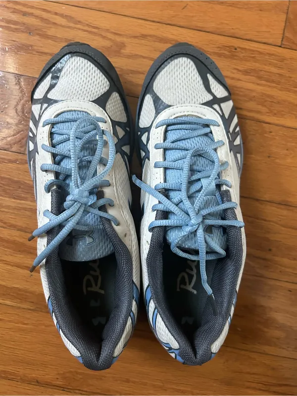 Like new Under Armour women Athletic Shoes size 7.5 - Image 4