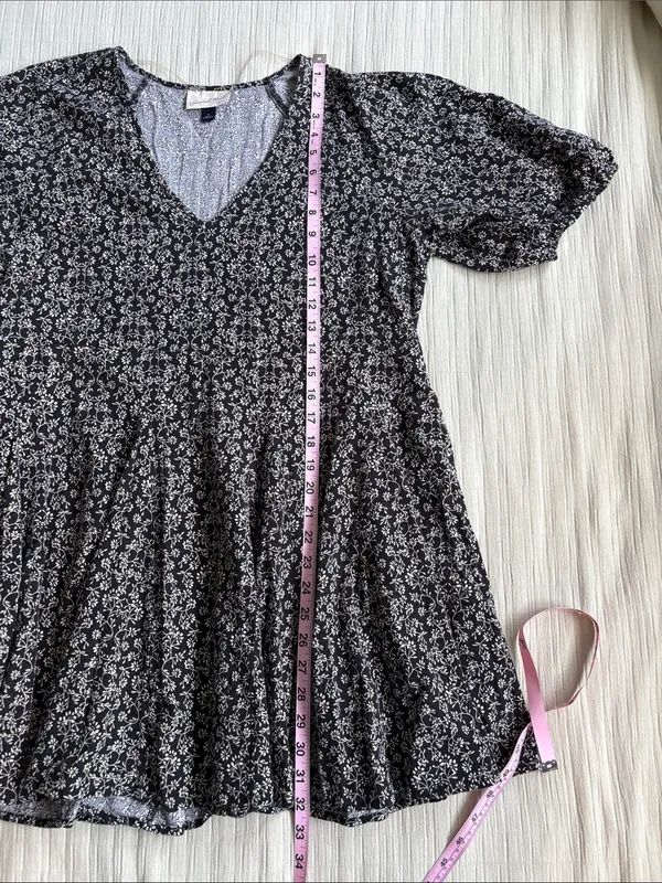 Universal Threads Black Floral V-Neck Dress - Image 5