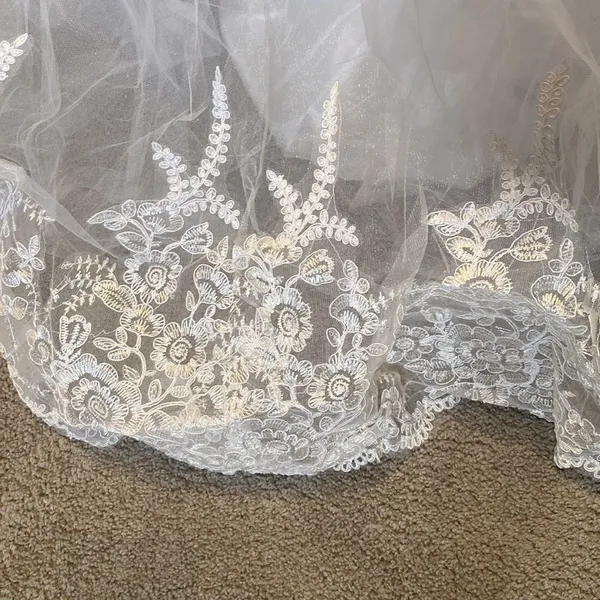 Women’s White Wedding Dress Sleeveless Corset Back Silver Beading Size 8 NWOT - Image 4