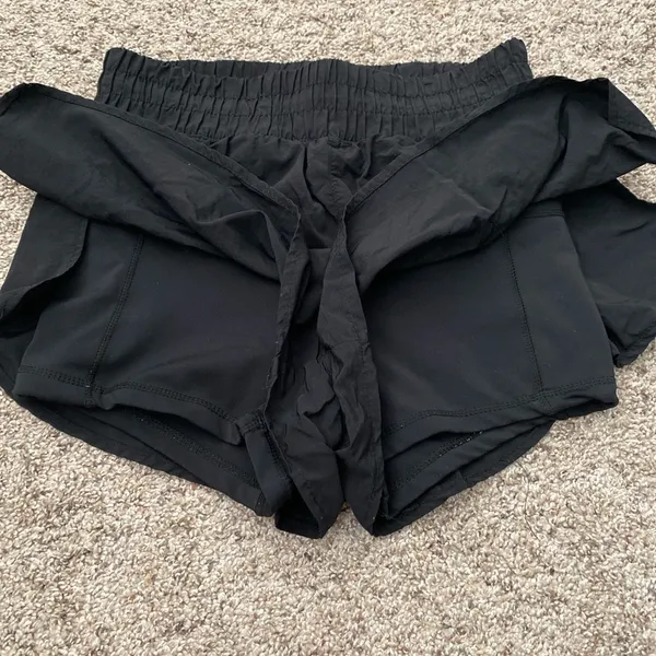 Cotton on body size medium shorts with built in biker shorts - Image 3