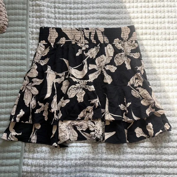 Cabi black and tan floral tiered mini skirt - Image 2