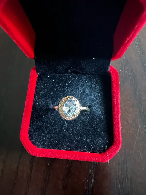 Women’s Gorgeous Golden and Iridescent Ring Size 7 - Image 2