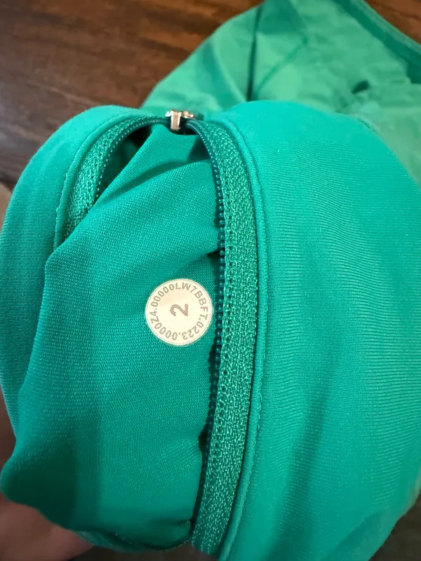 Lululemon Kelly Green speed up shorts - Image 2