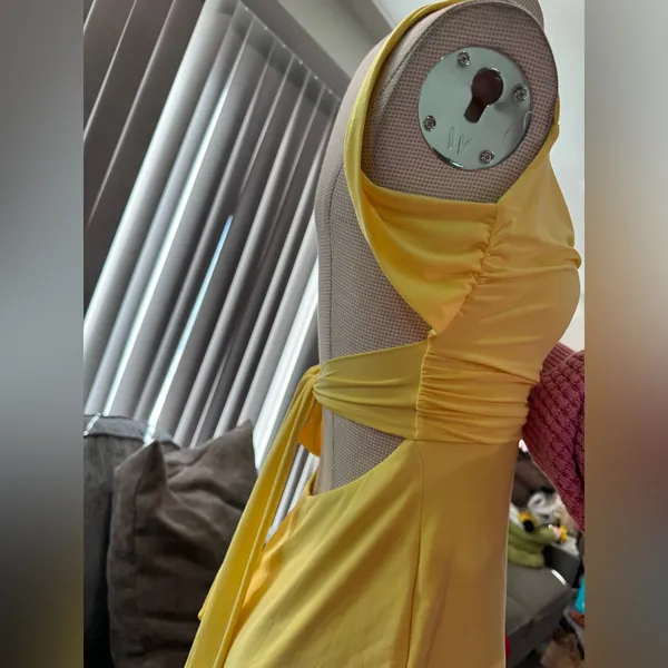 🍒AMTIOUS DRESS✨ 🌸AMTIOUS solid split side ruched mini dress ✨ Yellow - Image 9