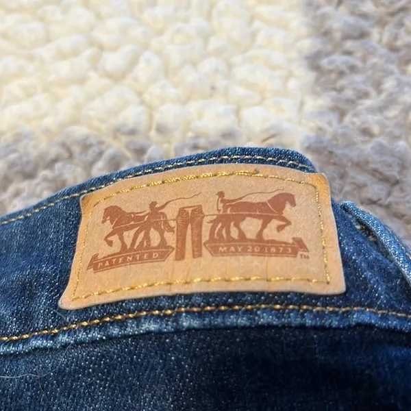 Levi’s Women’s 505 Straight Leg Jeans Dark Rinse Size 8 - Image 9