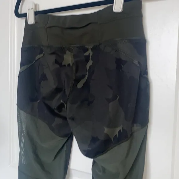 Lululemon Green Camo Style Leggings Size 4‎ - Image 7