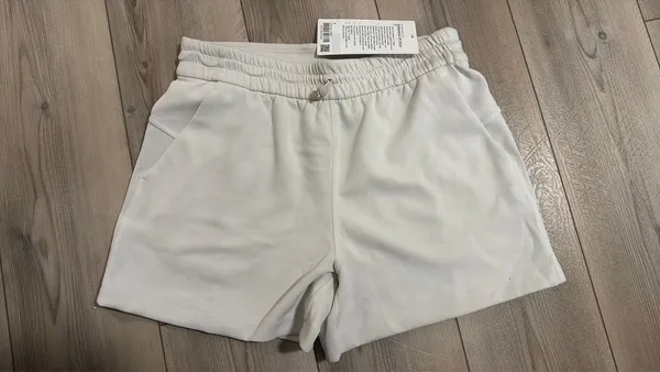 Lululemon Shorts Softstreme High-Rise 4" - Image 3