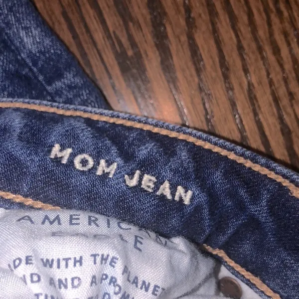 American eagle medium wash MOM jean size 4 long - Image 4