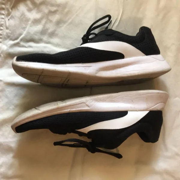 Black/white tennis shoes Size 10 - Image 2