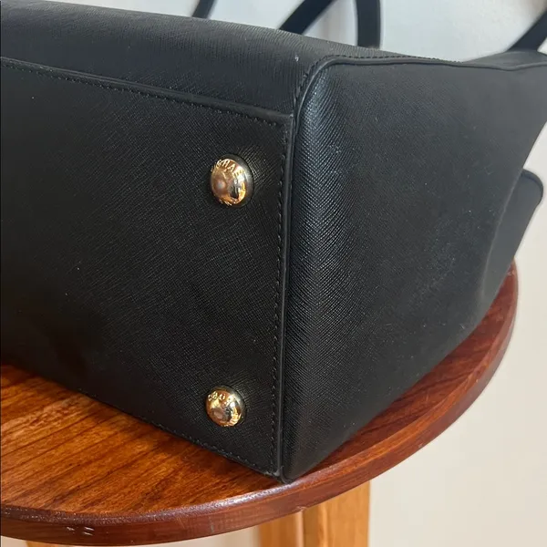 Michael Kors Black shoulder bag with 3 compartments for organization. - Image 4