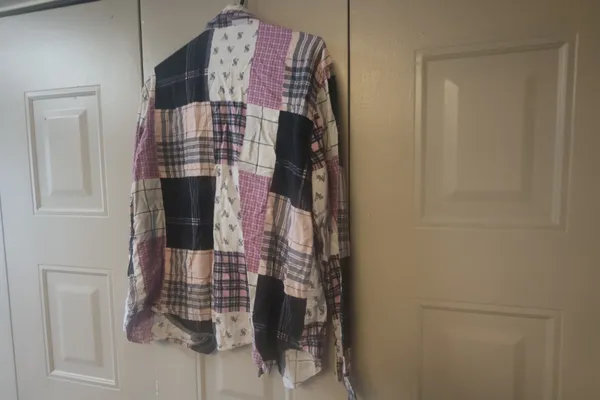 Victoria's Secret plaid flannel path quilt pajamas sleep shirt with pocket in light pink, dark pink and black size small. - Image 2