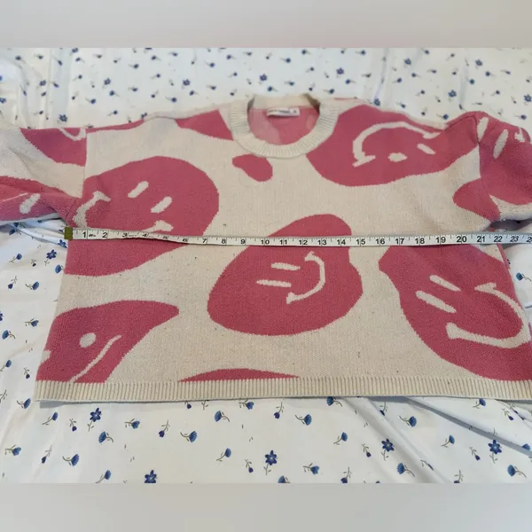 Moon & Madison Sz:M Cropped Pink Smiley Face Crew Neck Oversized Sweater. - Image 3