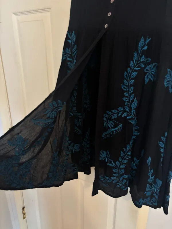 Free People black maxi skirt with blue embroidery. Size: 2 #boho new - Image 4