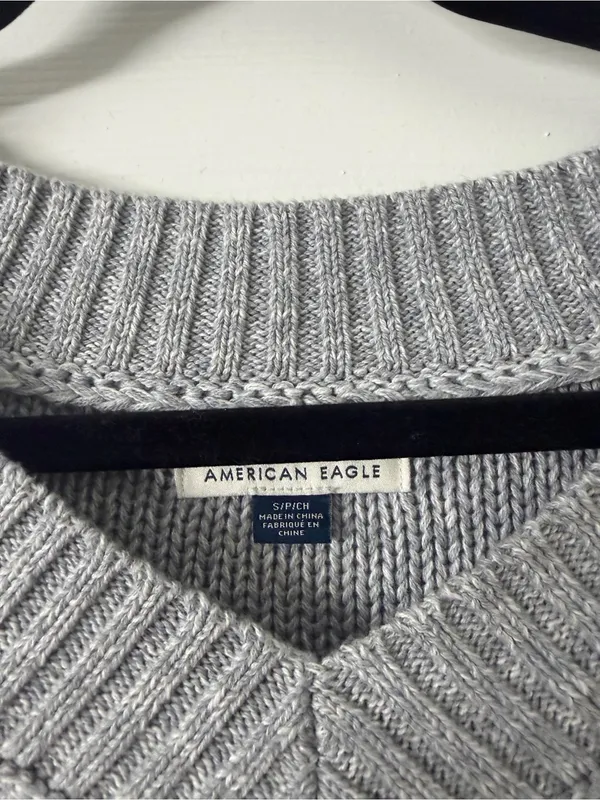 American Eagle Light Gray Oversized Knit Heavyweight Sweater V-Neck Size Small - Image 2