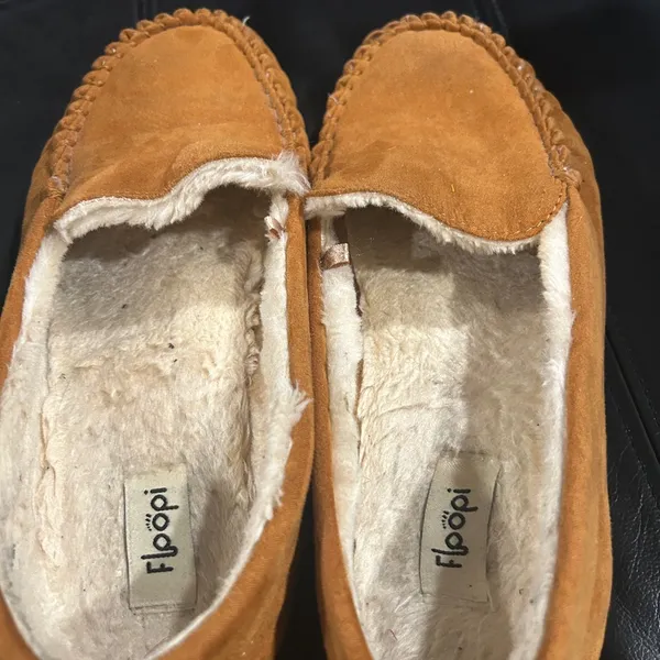 Women's Cozy Tan Suede Slippers Size 11 - Image 5