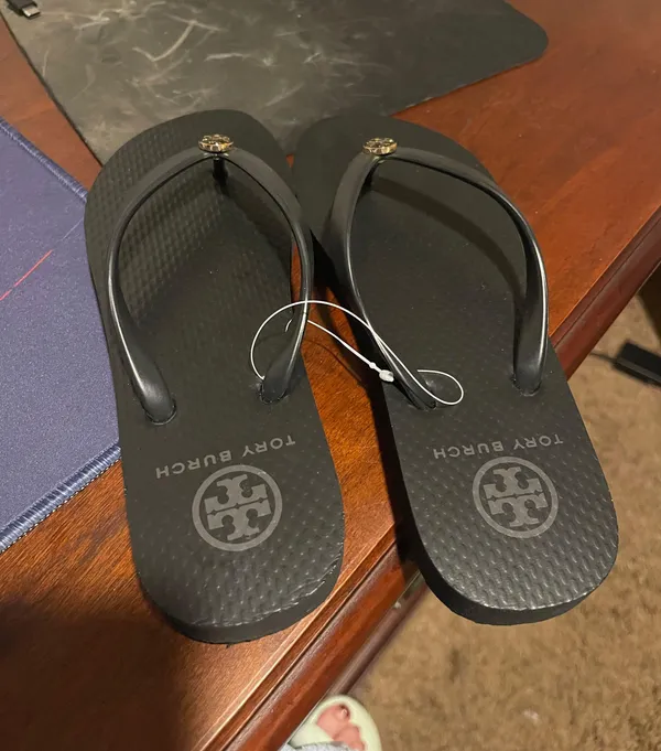 thin flip flop in size 5 in black - Image 2