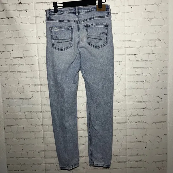 American Eagle Outfitters Mom Jeans‎ Light Wash Distressed Stretch Size 4 - Image 2