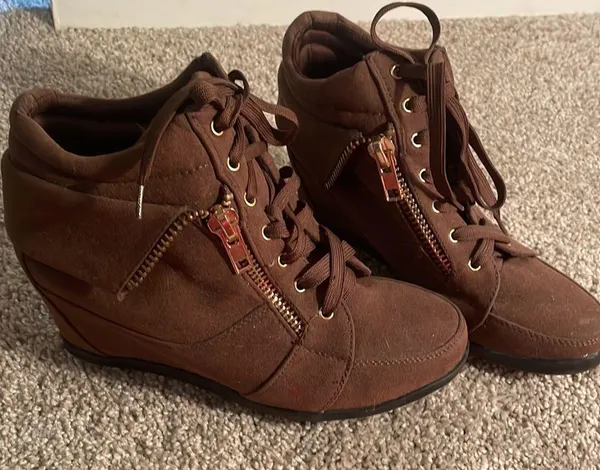 Forever 21 wedge bootie in chocolate brown with gold trim size 7.5 - Image 15