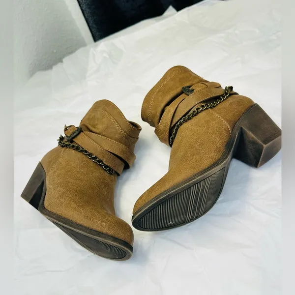Niyama Sol Tan Ankle Boots with Chain Accent - Image 7