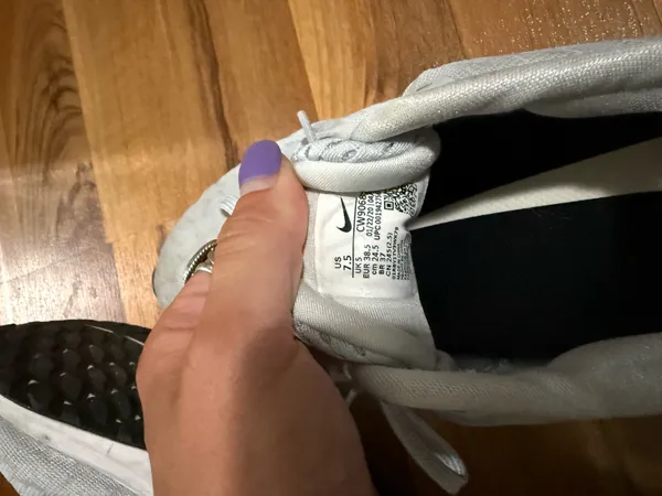 Nike shoes - Image 2