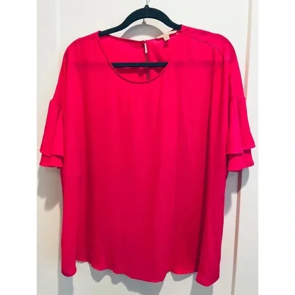 Gibson Latimer Flutter Sleeve Blouse in Fuchsia Pink - Image 5