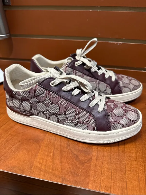 Coach G4967 Clip Low Top Sneakers Burgundy Signature C Size 8B - Image 4