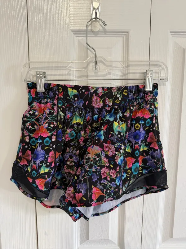 Lululemon Hotty Hot Low-Rise Lined Short 4" Flowerscape Multi Size 6 - Image 5