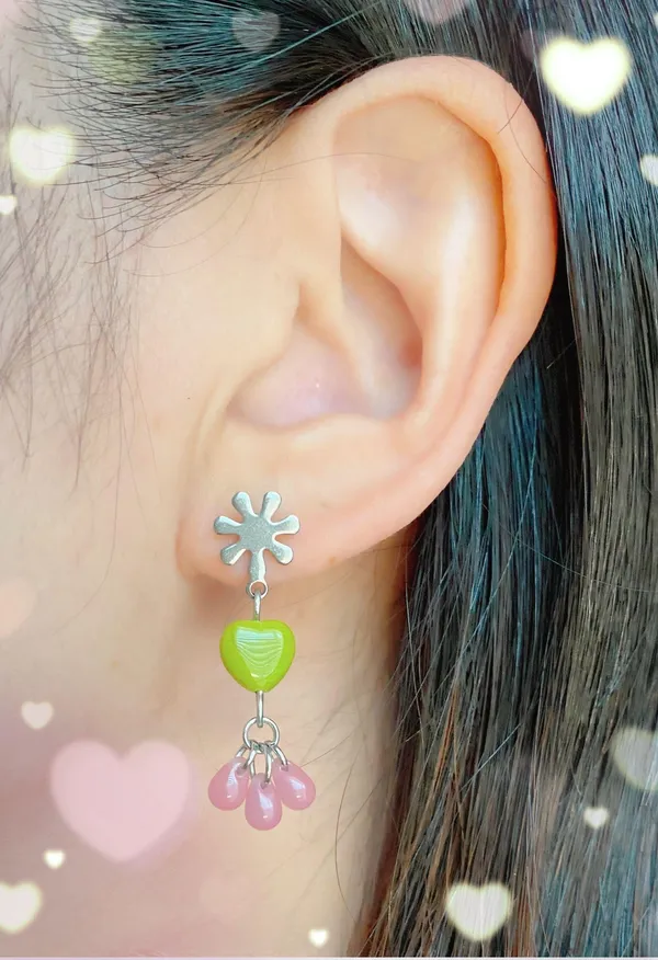 czech glass opaque olive green color heart & pink teardrop beads earrings💚 - Image 3
