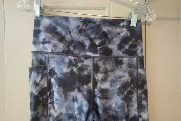 Athleta tie dye leggings Salutation Stash Pocket Tight Leggings Workout Stretch in blue size small. - Image 5