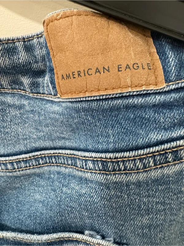 American Eagle Strigid Distressed Mom Jeans Light Wash Size 6 Regular - Image 5