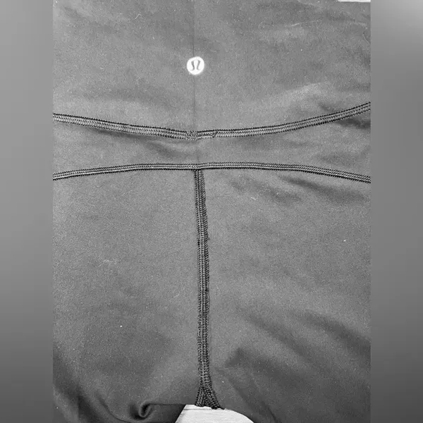 Lululemon In Movement Crop *Everlux 19" size 4 - Image 3