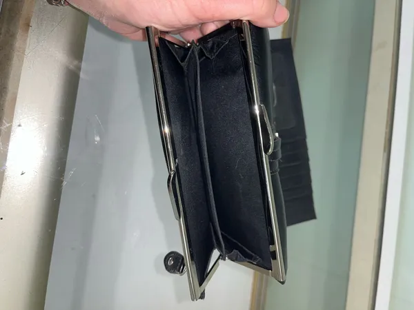 Etienne Aigner Black Leather Kiss-Lock Frame Clutch Wallet - Image 4