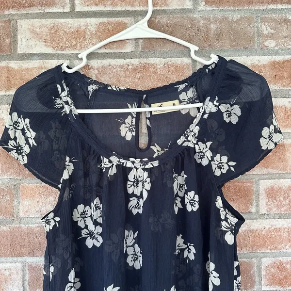 Hollister Sheer Cap Sleeve Keyhole Back Floral Blouse Medium Navy - Image 3