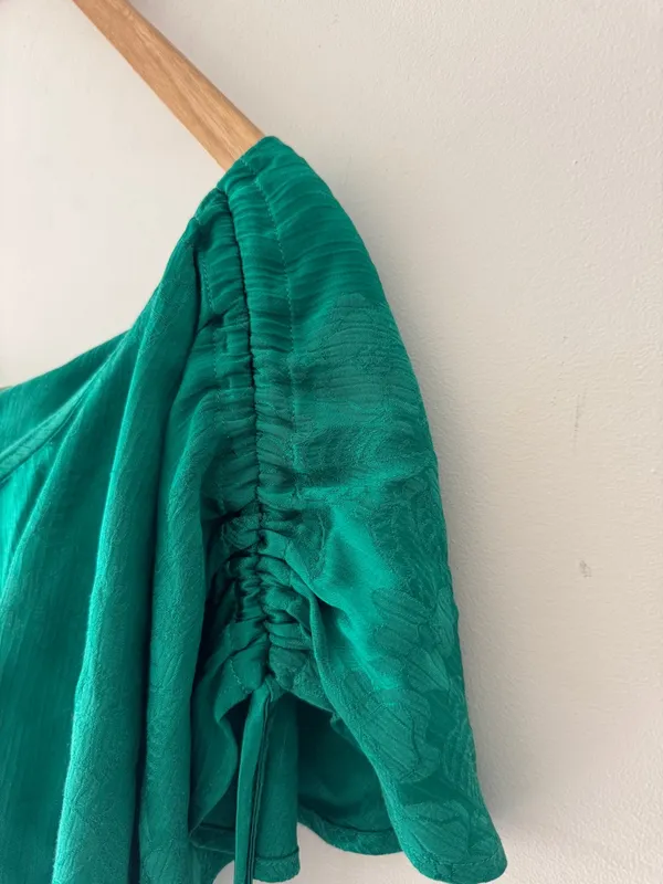 Revolve Tularosa Chase Tank in Kelly Green Ruched Sleeve‎ Floral Satin Like - Image 4