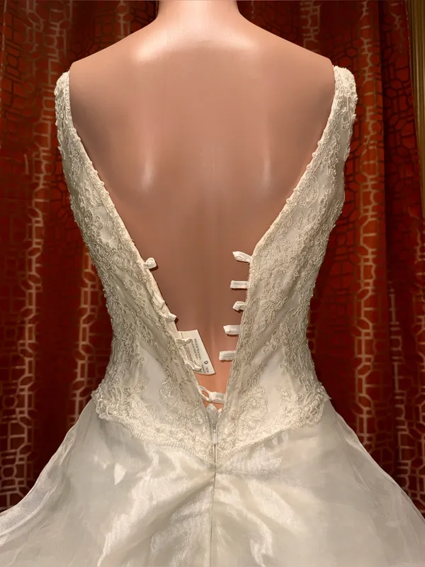 Demetrios Vintage Inspired Lace Ball Gown Wedding Dress Size 6 - Image 6