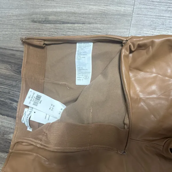 Abercrombie & Fitch Vegan Leather Pull On Leggings in Camel Tan Size Small Long - Image 3