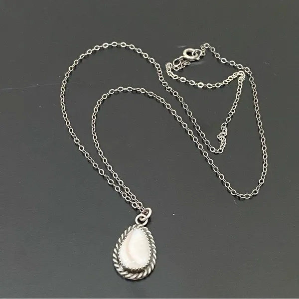 Vintage Native American Sterling Silver Mother Of Pearl Teardrop Pendant Necklac - Image 8