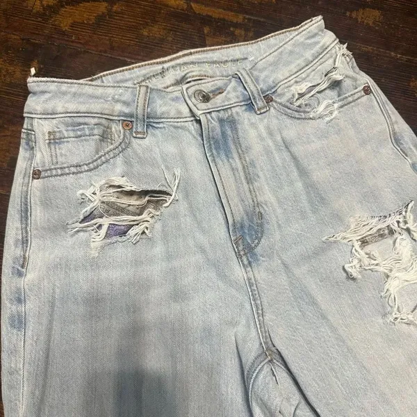 American Eagle Mom destroyed light wash relaxed jeans - Image 3
