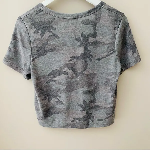 Altar'd State Crop Camo Top Tee Shirt Gray Sz Small - Image 9