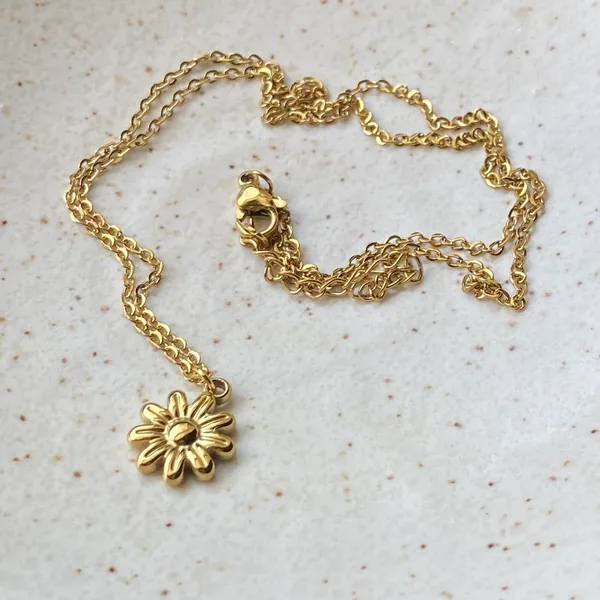 Handmade cute retro cottage fairy style gold tone mini flower necklace 🌼 - Image 2