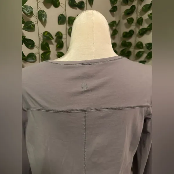 Lululemon long sleeve size 8 - Image 3
