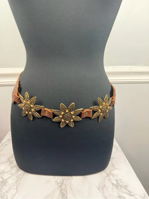 Vintage metal and leather brass shaped floral belt - Image 3