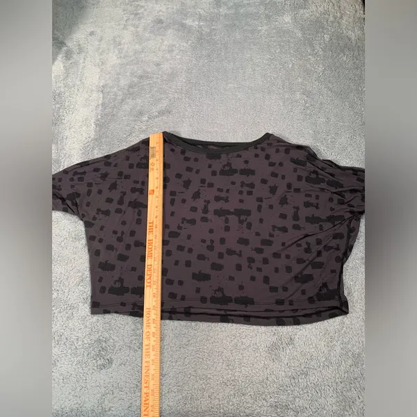 Lululemon Black gray Patterned tee shirt Top cropped - Image 7