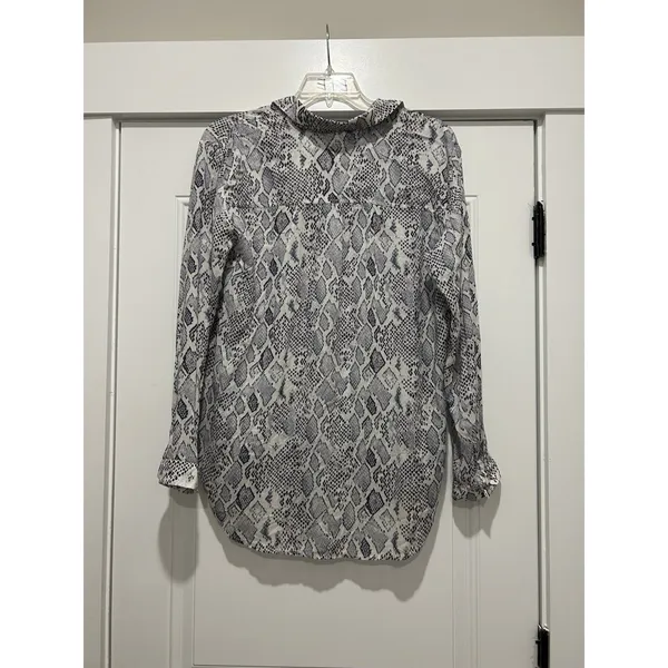 Anthropologie Pilcro Snake Print Button Up Shirt Top Tunic Sz Large Gray Modern - Image 4
