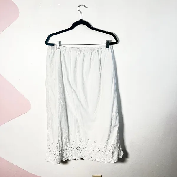 Uniqlo Midi Skirt‎ Women's Medium White Eyelet Lace Embroidered Cottagecore - Image 2